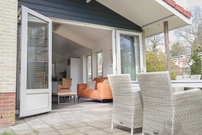 De terrasdeuren van huisje&nbsp;2 staan open.