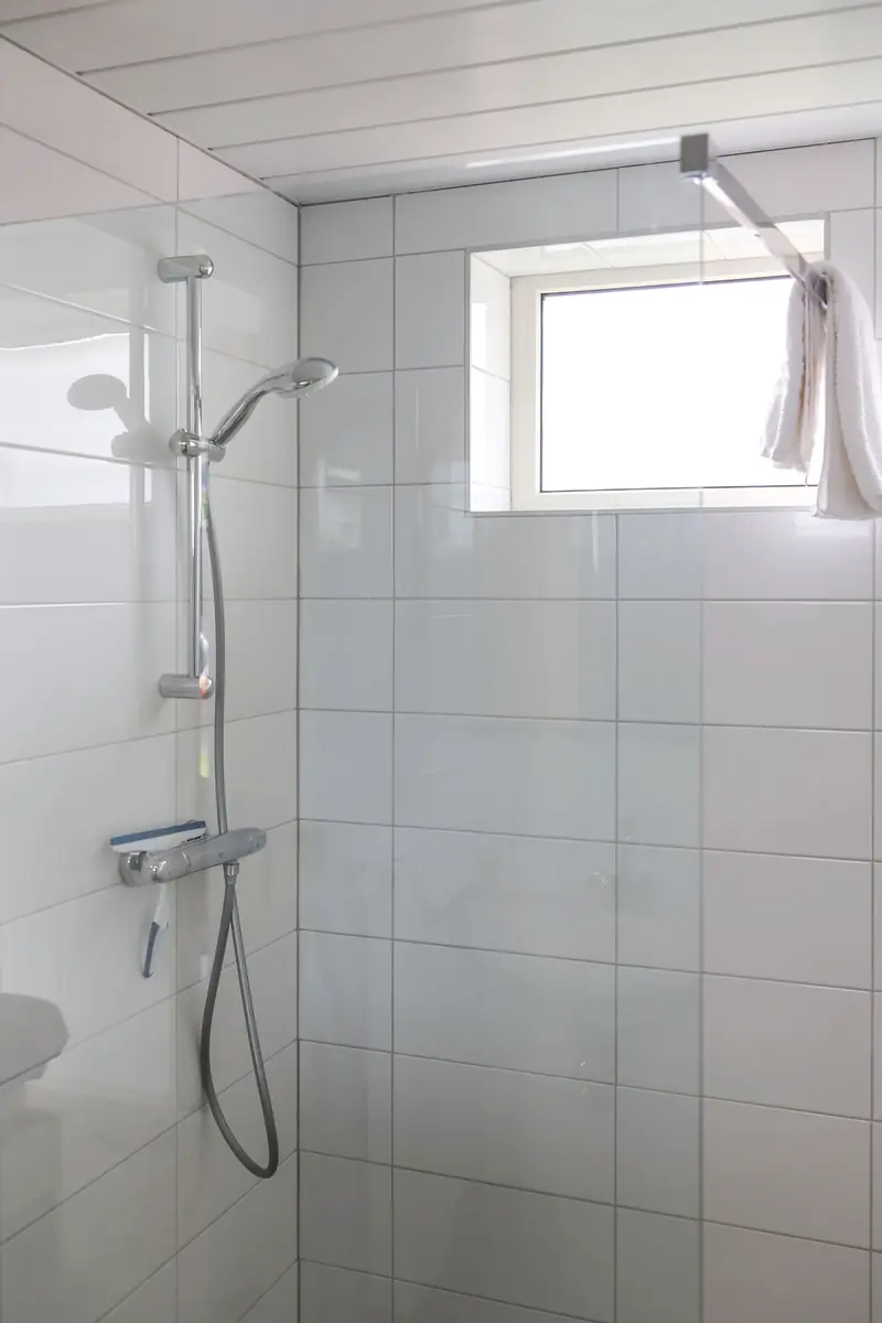 De grote inloopdouche in de badkamer van huisje&nbsp;2.