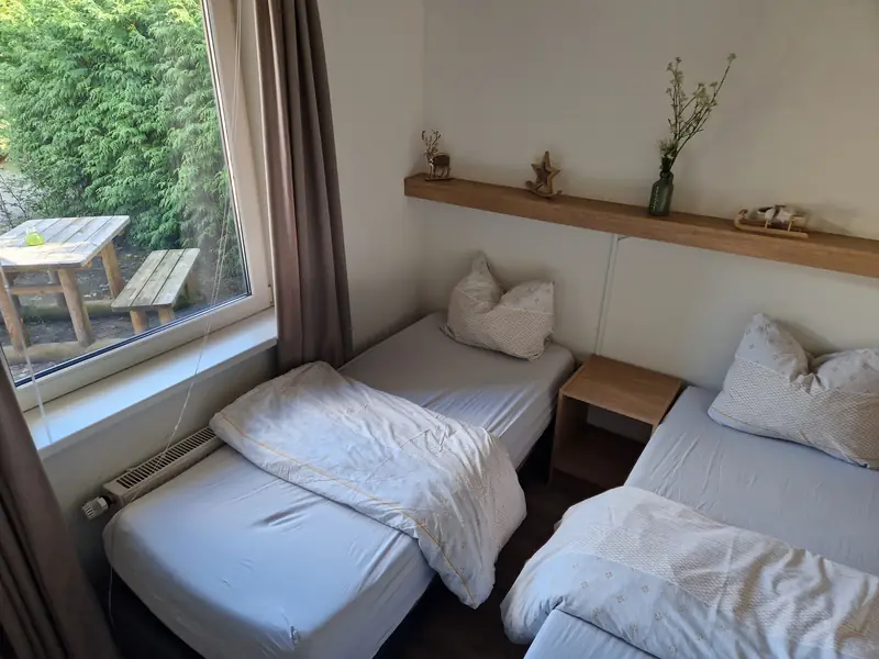De tweede slaapkamer van huisje&nbsp;3, met twee losse eenpersoonsbedden.
