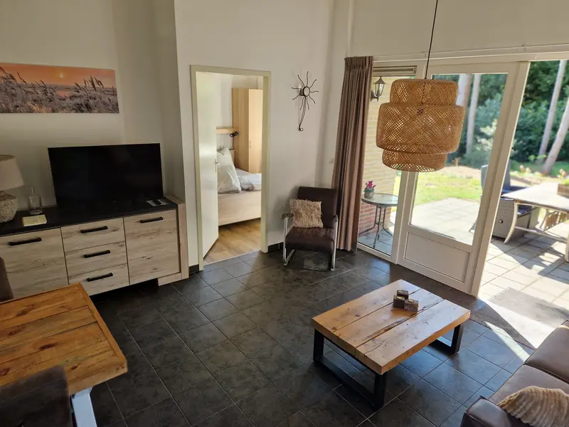 Vom Wohnzimmer in Haus&nbsp;3 blickt man ins erste Schlafzimmer.